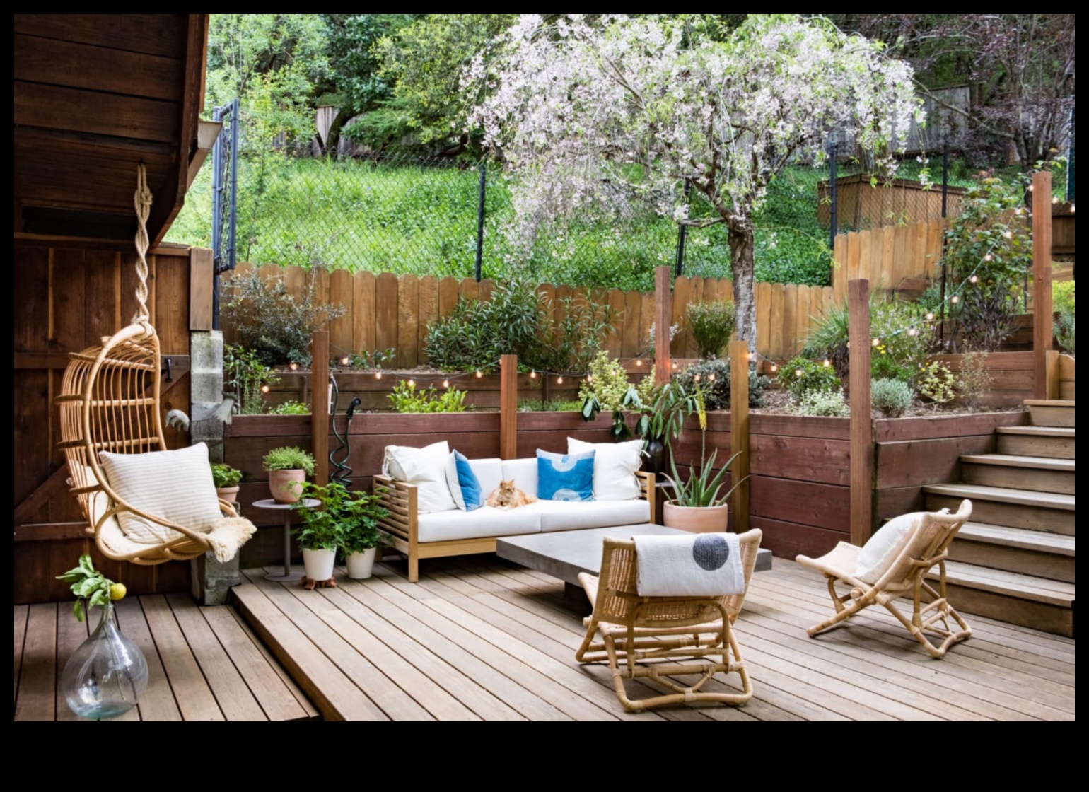 Boho Chic Outdoor Garden Decor Ένας οδηγός για να δημιουργήσετε έναν κομψό και χαλαρωτικό χώρο 3 Ποιες είναι μερικές Boho Chic ιδέες διακόσμησης εξωτερικού κήπου με κρεμαστές ζαρντινιέρες;