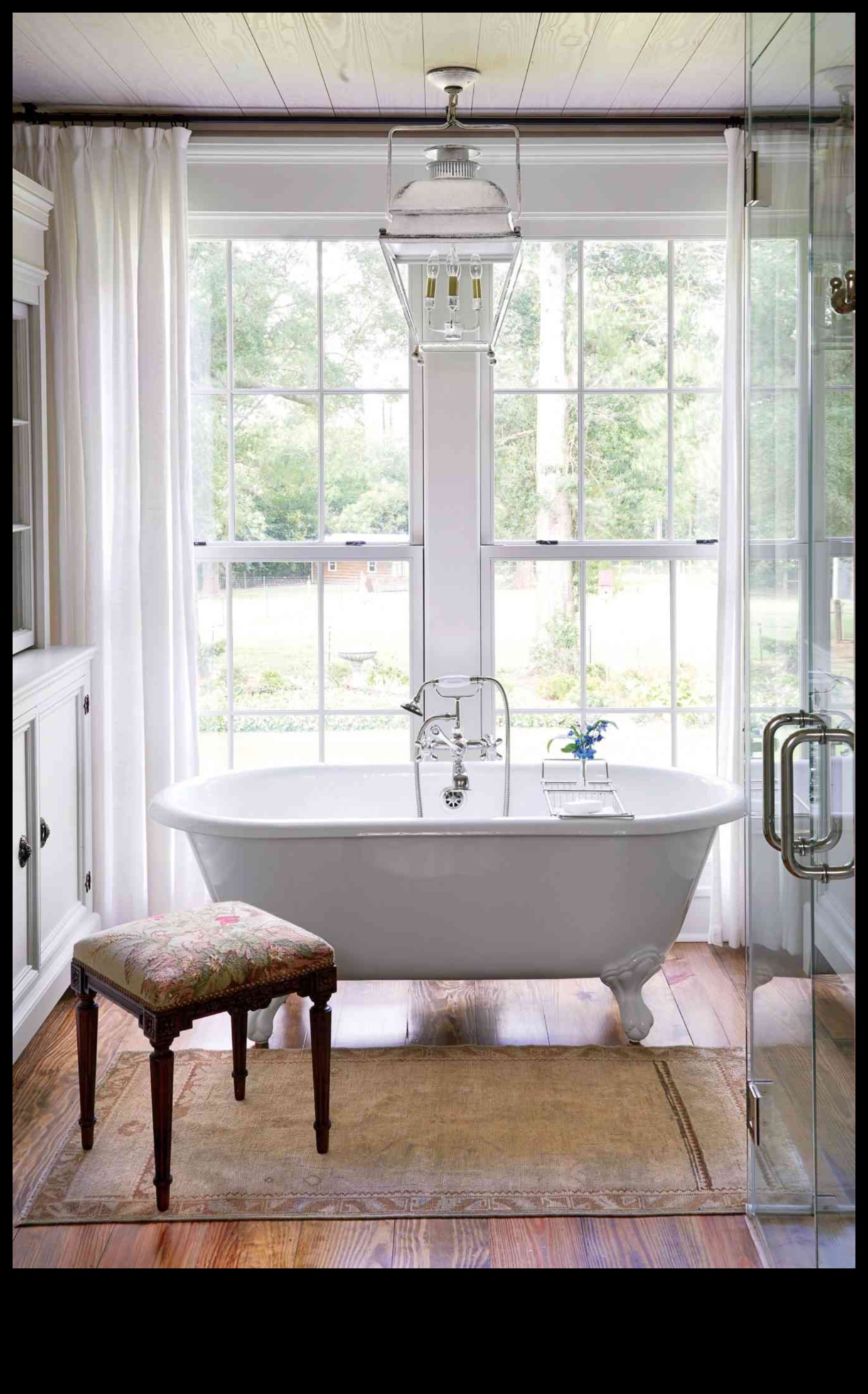 Διακόσμηση παραθαλάσσιου μπάνιου για μια εμπειρία που μοιάζει με σπα