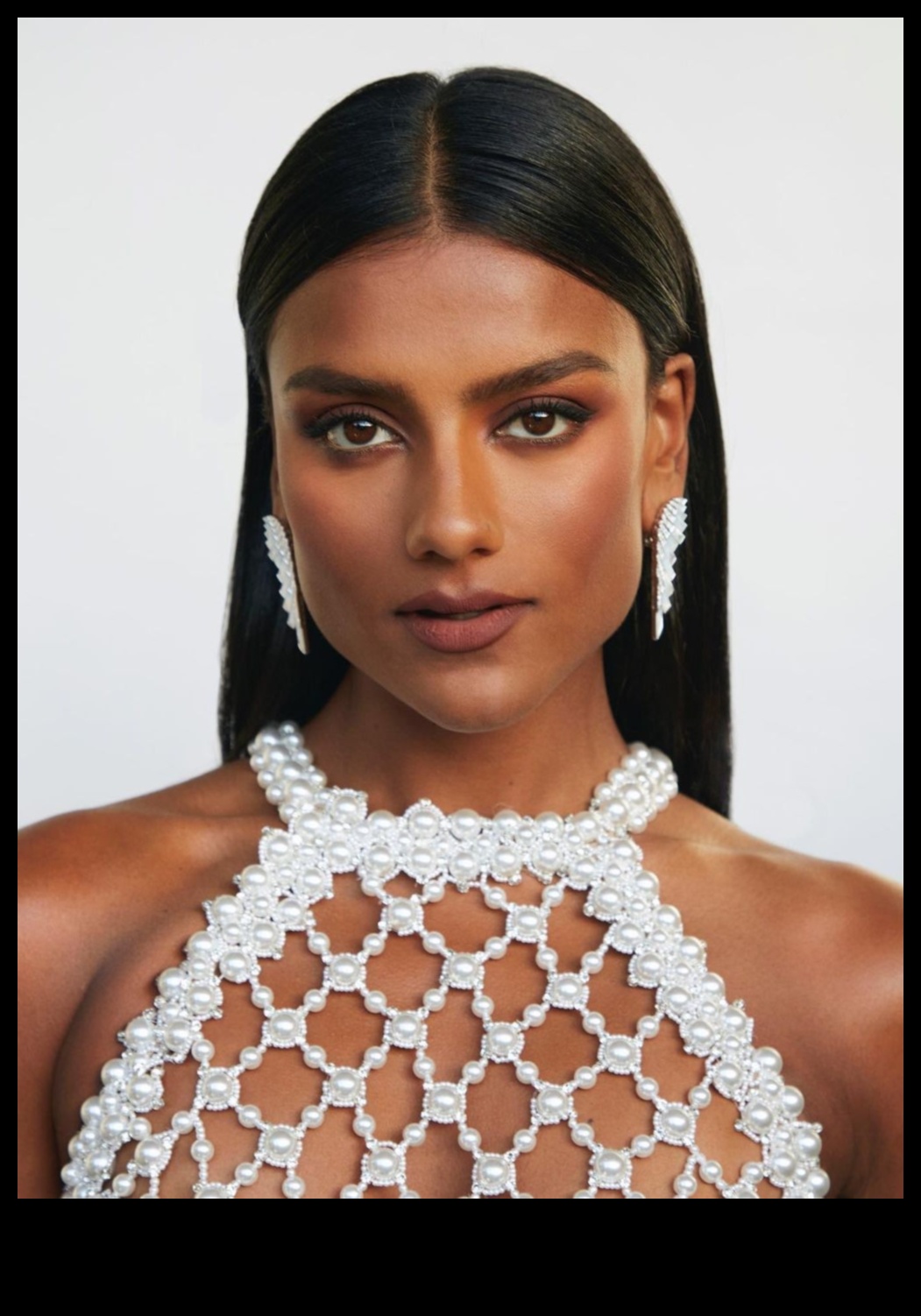 Glam and Geometric: Εξερευνώντας τις δομημένες επιρροές στα λαμπερά στυλ μακιγιάζ