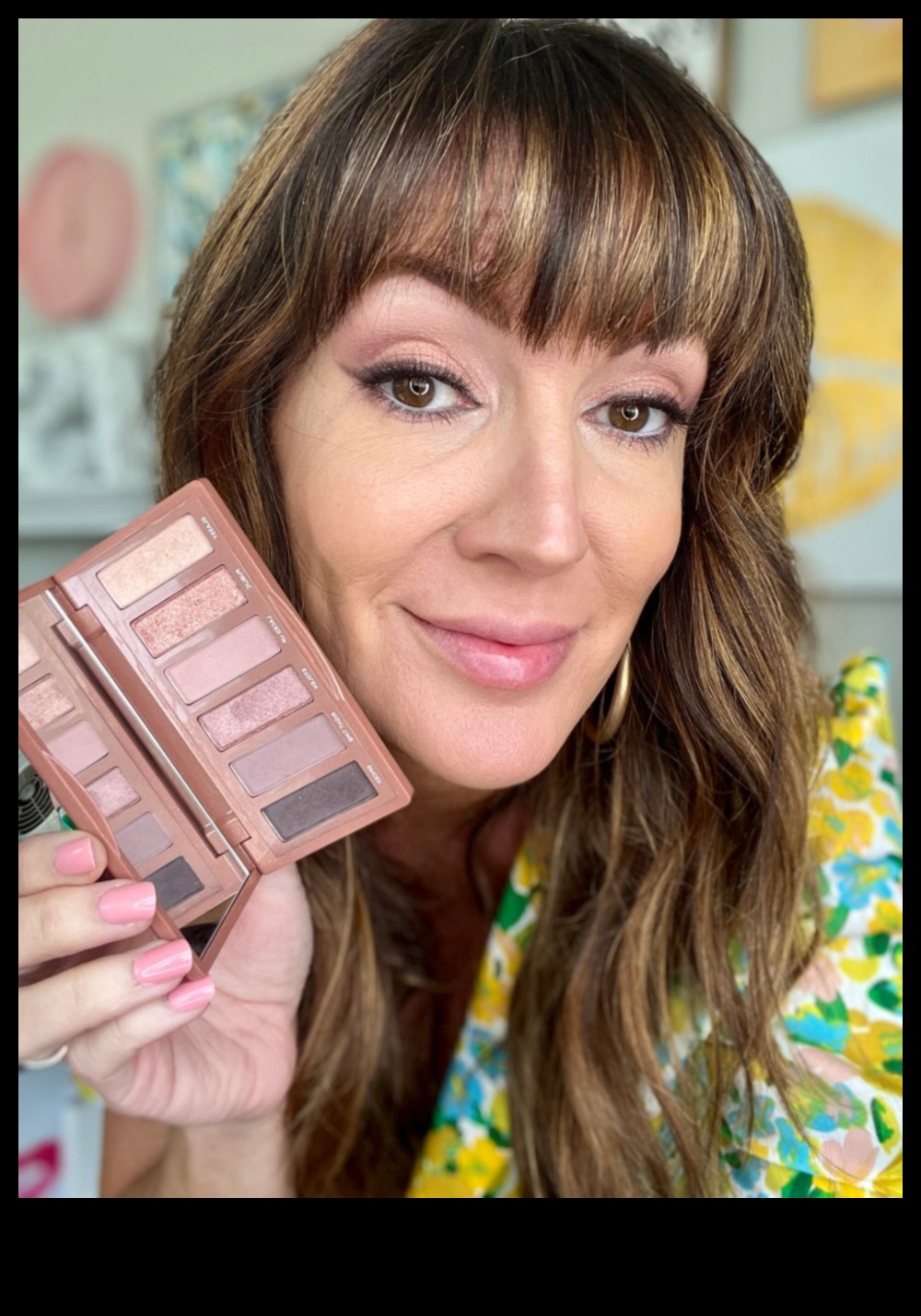 Mastering Monochromatic: Εξερευνώντας τη Μαγεία ενός τόνου στο φυσικό μακιγιάζ