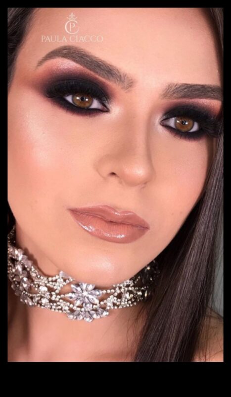 Glam and Geometric: Εξερευνώντας τις δομημένες επιρροές στα λαμπερά στυλ μακιγιάζ