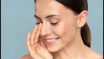 Πώς να επιτύχετε ένα φρέσκο ​​βλέμμα: Κατακτήστε την τέχνη του φυσικού μακιγιάζ